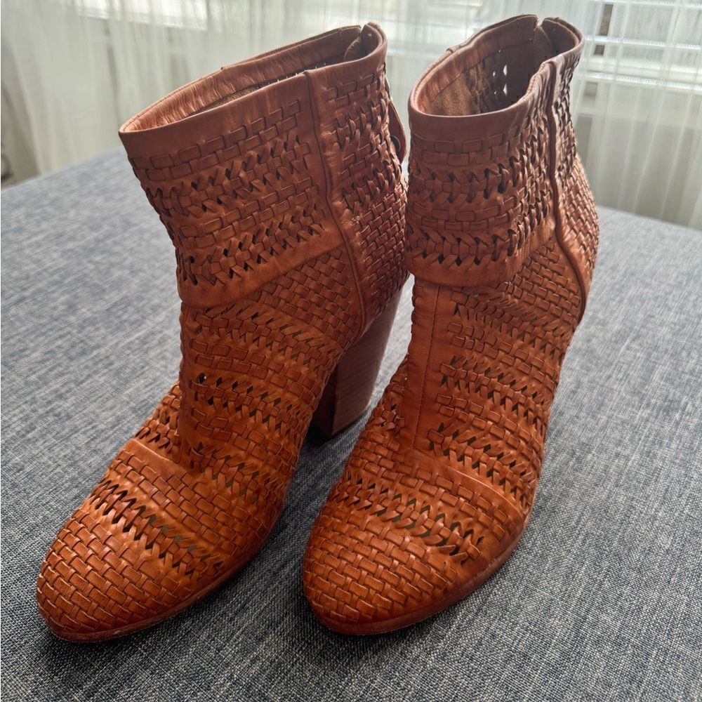 Rag&Bone Leather Newbury Bootie
Boot Tan/Lt.Brown Size 39 - Picture 16 of 16